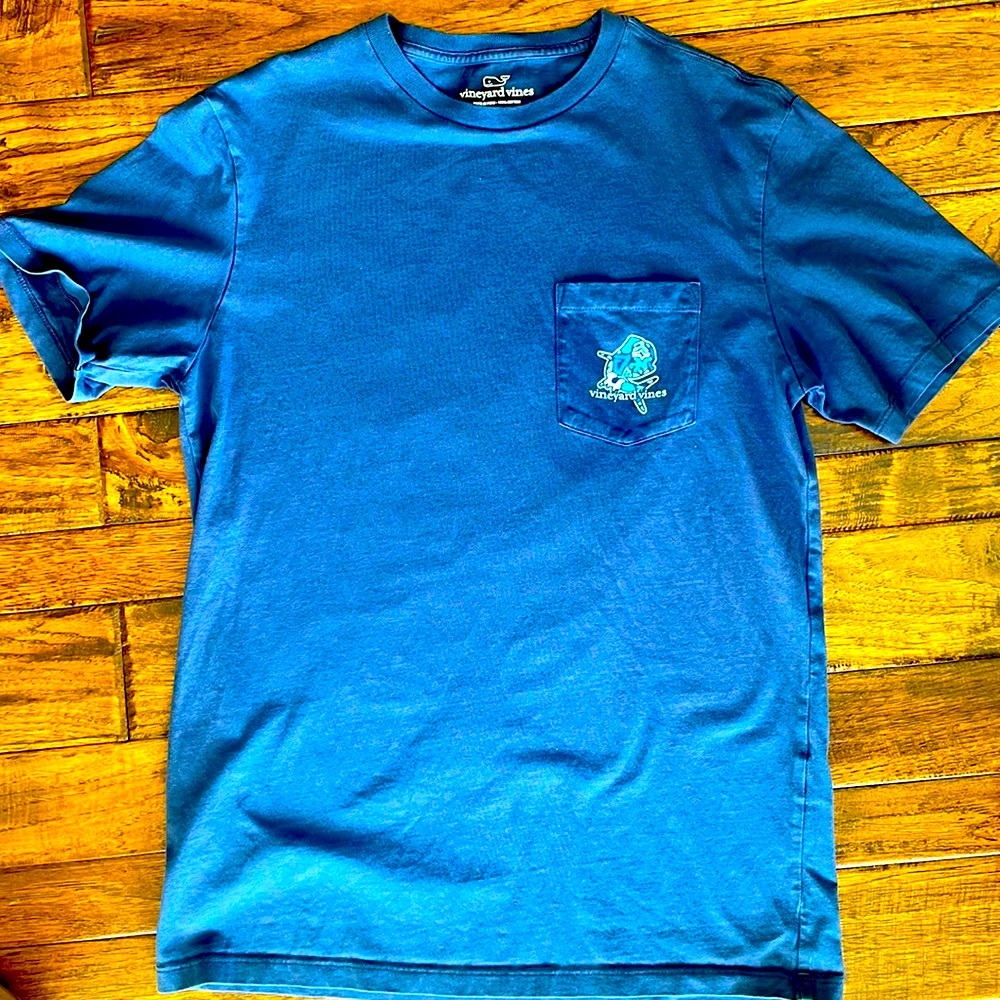 Classic Vineyard Vines short sleeve shark Tee.  Excellent condition. Sz Small